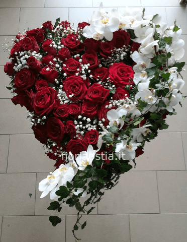 Cuore con rose e orchidee  bianche