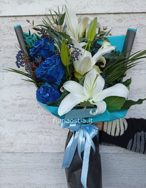 Bouquet  di gigli e rose blu 